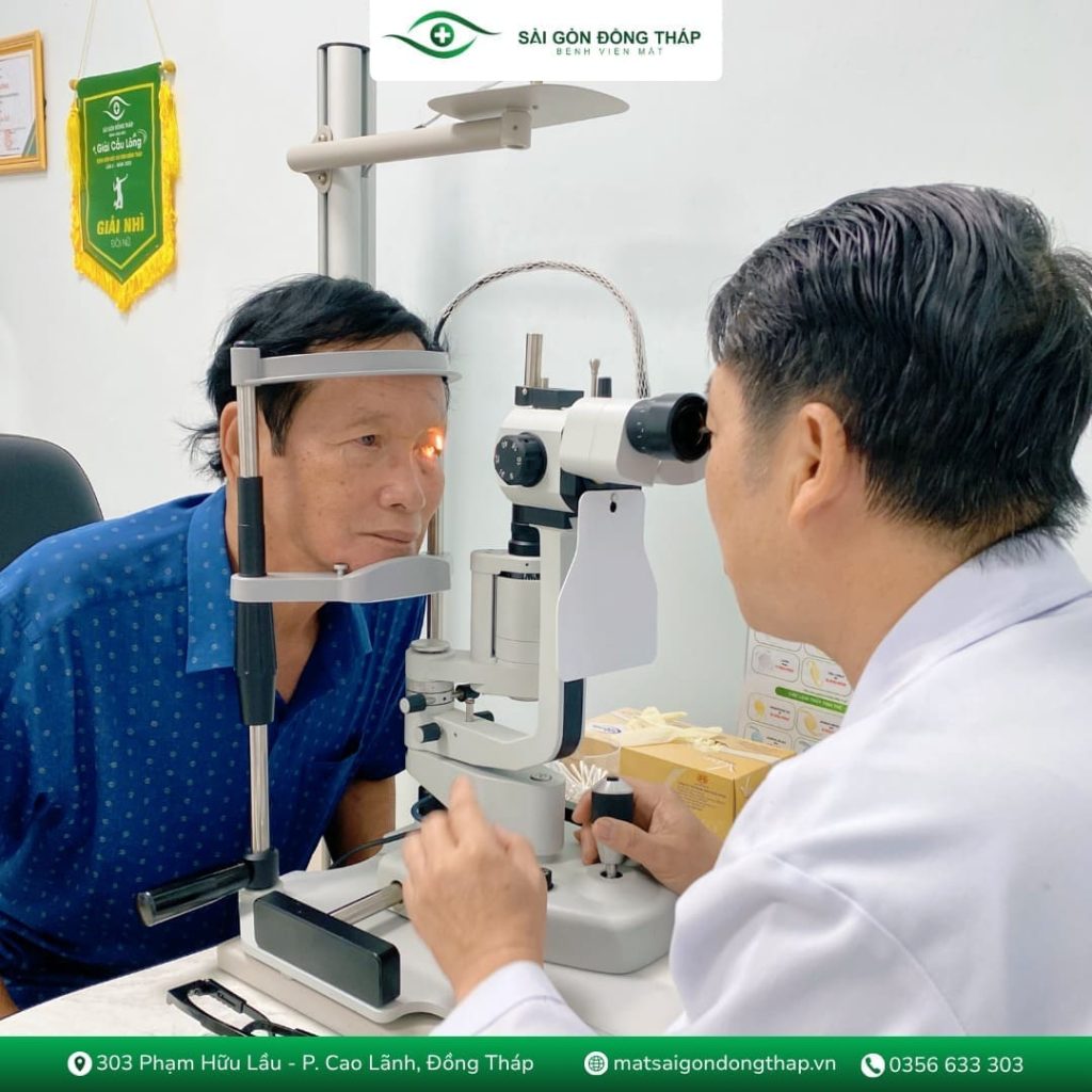 Bác sĩ đang thăm khám mắt cho bệnh nhân cao tuổi trong không khí thân thiện và tận tâm