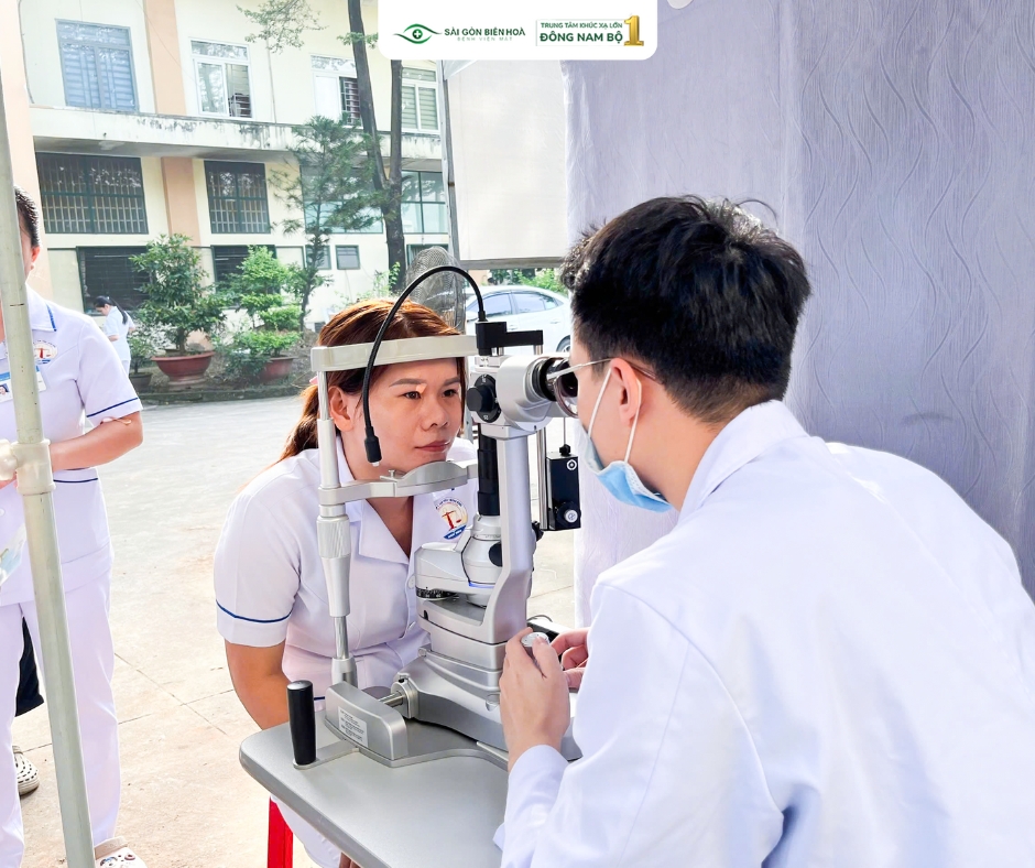 Bệnh viện Mắt Sài Gòn Biên Hòa trang bị thiết bị hiện đại để đo khúc xạ mắt, mang lại kết quả chính xác