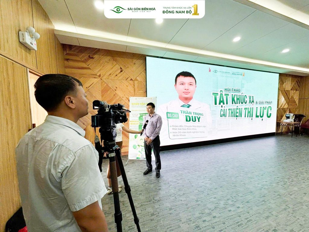BS.CKII Trần Trọng Duy – Giám đốc Chuyên môn Bệnh viện Mắt Sài Gòn Biên Hòa chia sẻ kiến thức về tật khúc xạ và chăm sóc thị lực cho sinh viên