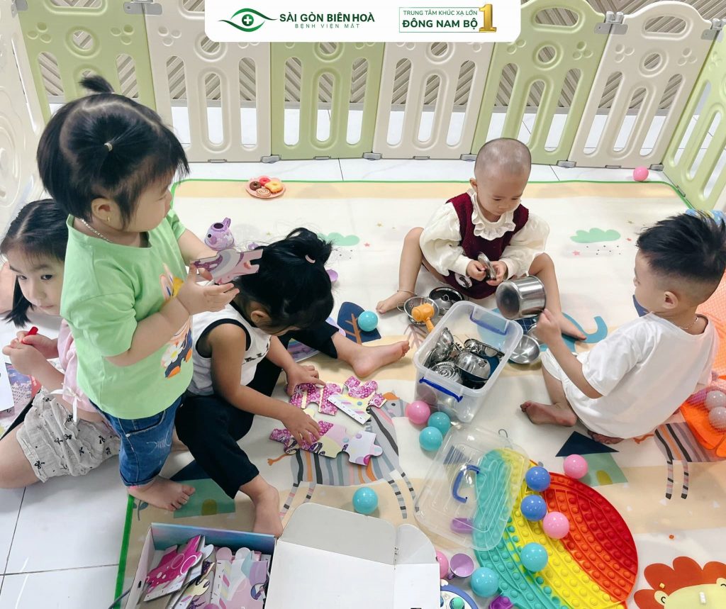 Các bé hào hứng tham gia hoạt động tại khu vui chơi của Bệnh viện