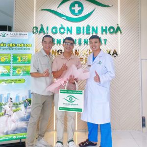 Nụ cười rạng rỡ của khách hàng đầu tiên sau ca phẫu thuật xóa cận