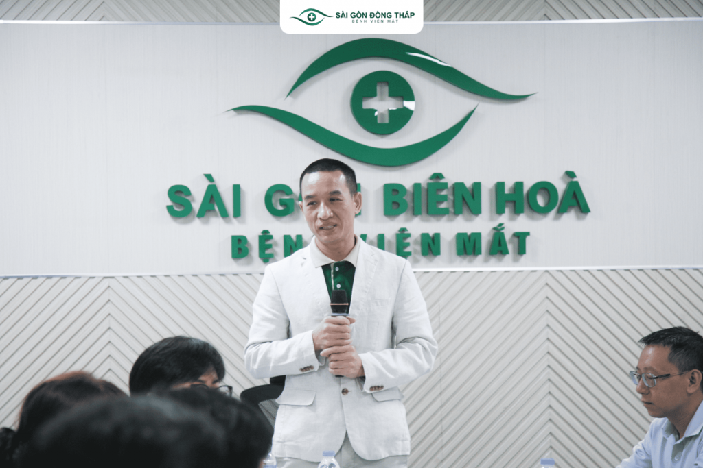 Đại diện Ban Lãnh đạo Tập đoàn phát biểu định hướng, nhấn mạnh chuyên môn, y đức và ứng dụng công nghệ hiện đại