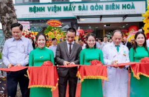 Đại diện Bệnh viện cùng lãnh đạo Ủy ban, Sở ban ngành tiến hành nghi lễ cắt băng khánh thành.