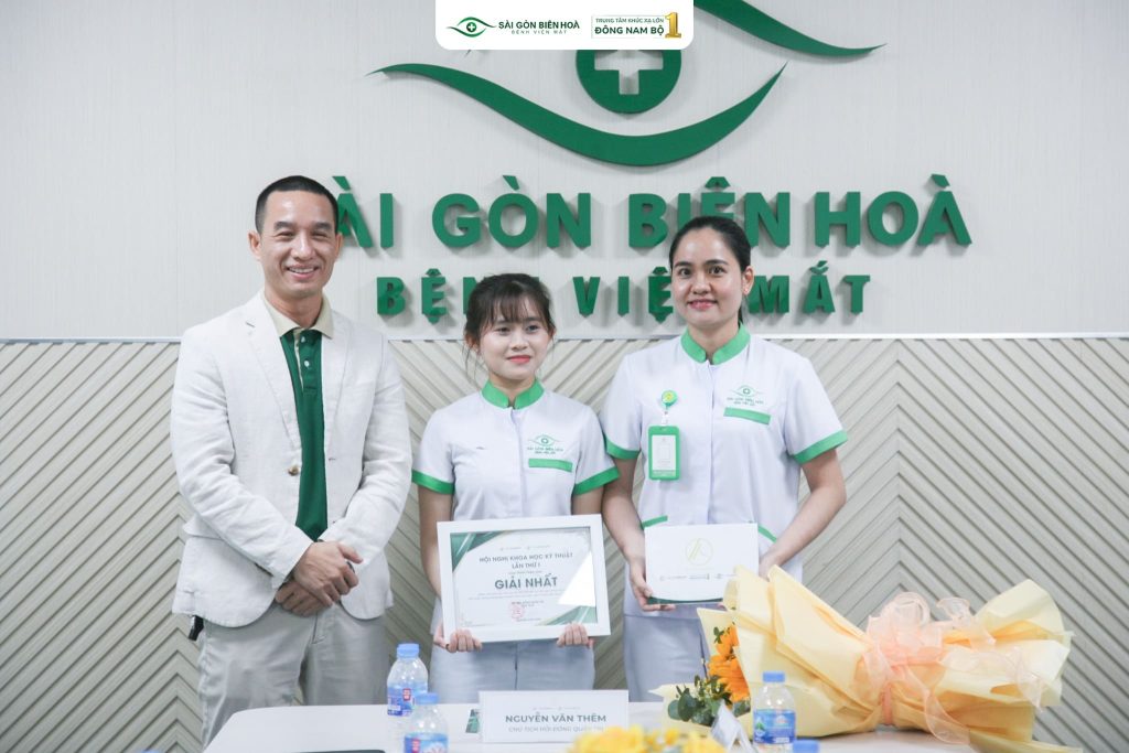 ĐD Lê Thị Thu Hà & Lưu Thị Hồng Ngọc giành giải nhất về khảo sát sự hài lòng người bệnh sau phẫu thuật