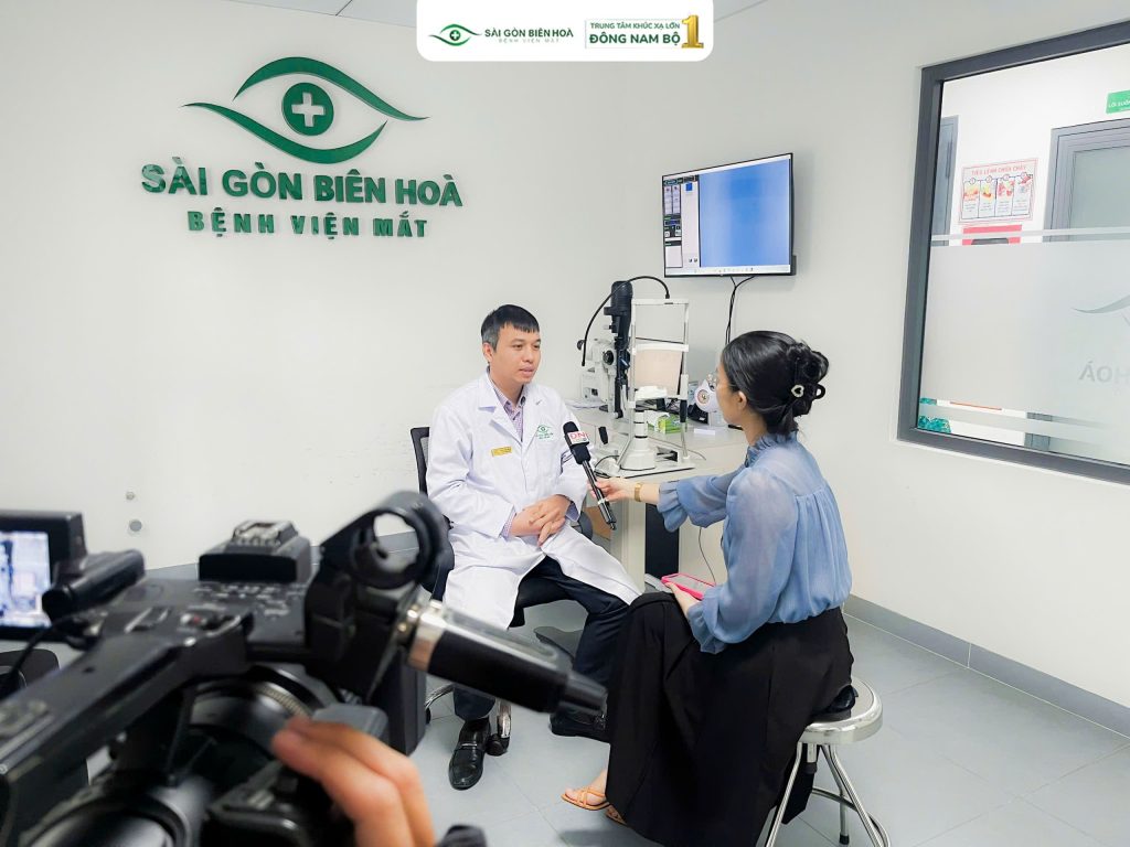 Ekip Đài Truyền hình Đồng Nai đã có mặt tại phòng mổ và khu khám khúc xạ, ghi nhận quy trình hiện đại và trao đổi với bác sĩ