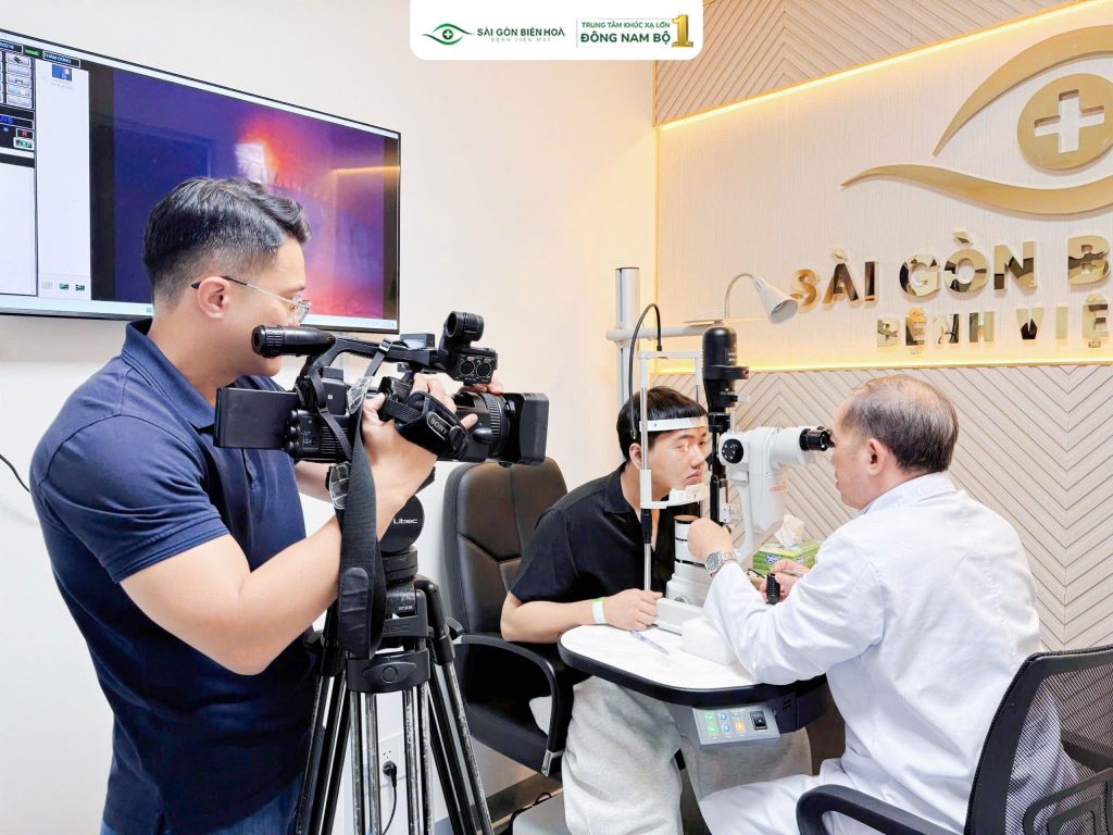 Ekip truyền hình trải nghiệm đo khúc xạ mắt trực tiếp tại Bệnh viện Mắt Sài Gòn Biên Hòa
