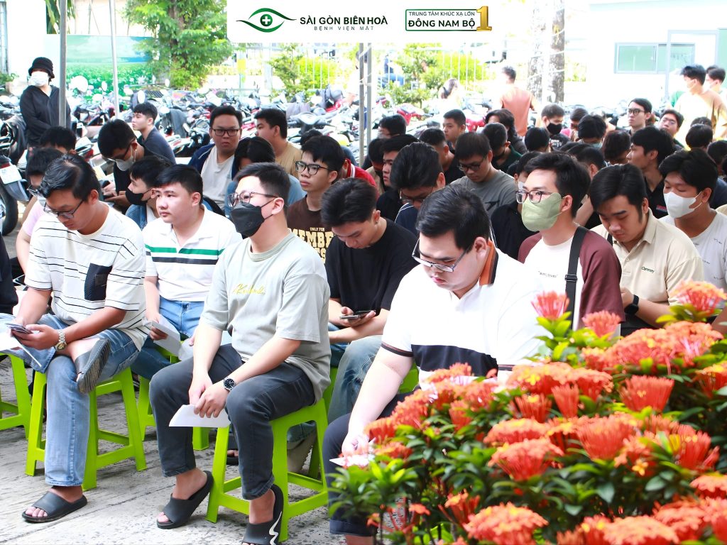 Hàng trăm công dân có mặt từ sớm, trật tự chờ đến lượt khám và đánh giá thị lực theo quy trình tuyển quân