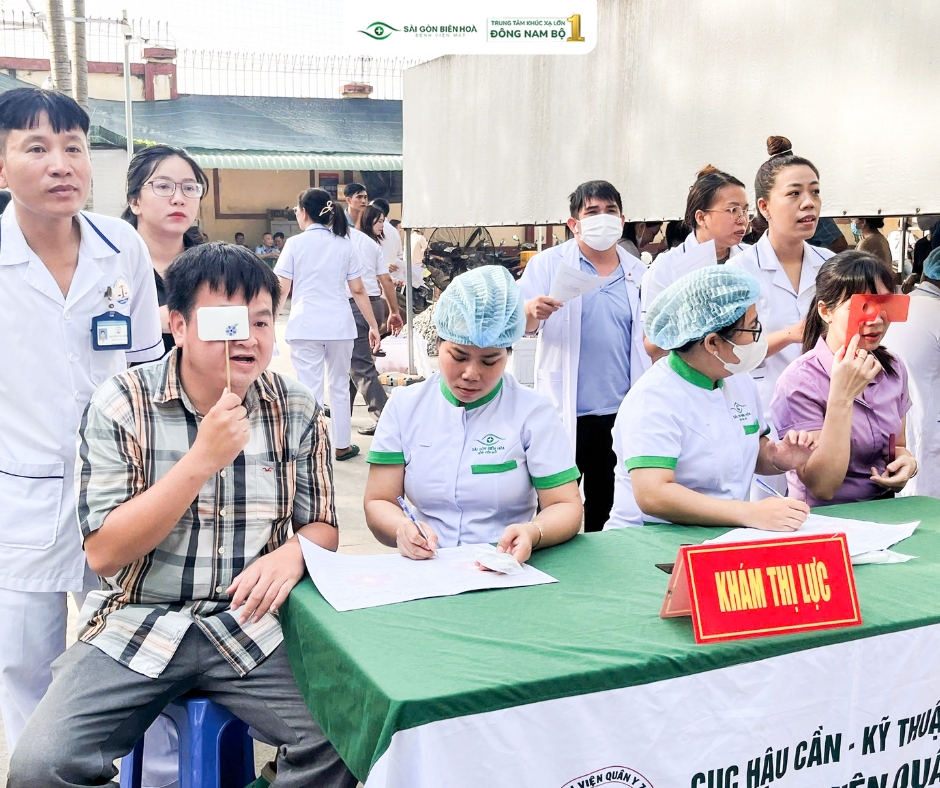 Hoạt động khám mắt miễn phí gắn kết đội ngũ y bác sĩ qua những hành động đầy nhân ái