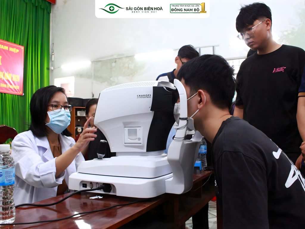 Khám và đánh giá thị lực bằng thiết bị chuyên khoa hiện đại, đảm bảo tính chính xác trong công tác tuyển quân.