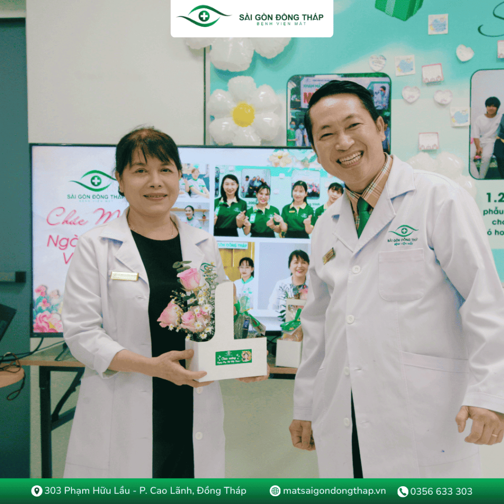 Khoảnh khắc bác sĩ BS CKI Lê Hoàng Minh trao tận tay món quà 20/10