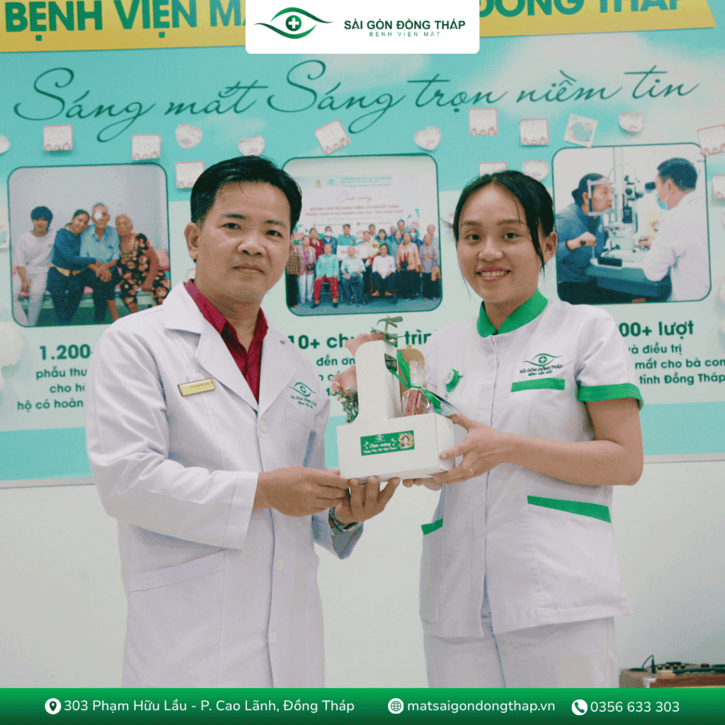 Khoảnh khắc bác sĩ BS CKI Nguyễn Phong Vũ trao tận tay món quà 20/10