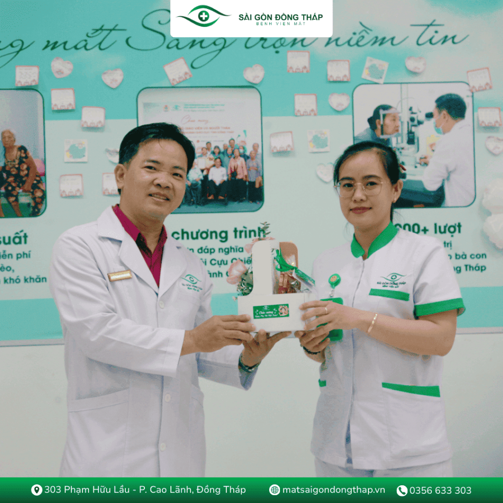 Khoảnh khắc bác sĩ BS CKI Nguyễn Phong Vũ trao tận tay món quà 20/10