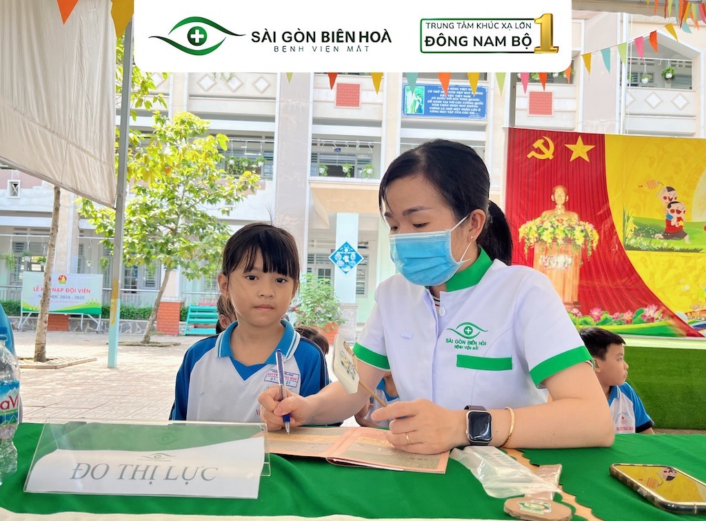 Bệnh viện Mắt Sài Gòn Biên Hòa khám mắt cho học sinh trường Nguyễn Thái Học