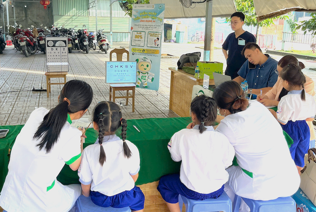 Bác sĩ Bệnh viện Mắt Sài Gòn Biên Hòa đo thị lực, soi bóng đồng tử và kiểm tra tật khúc xạ cho học sinh tiểu học