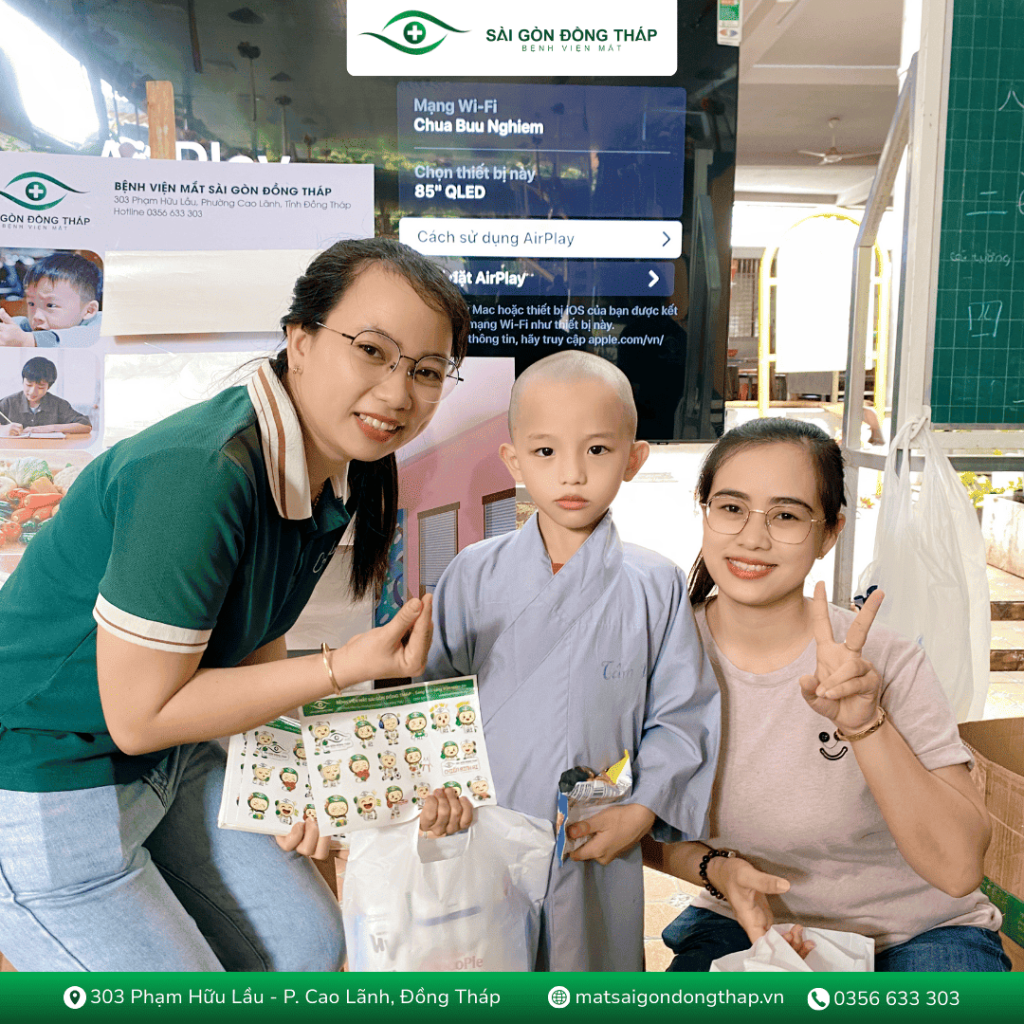 Những phần quà thiết thực được trao tận tay, gửi gắm thông điệp yêu thương đến các em và các sư ni