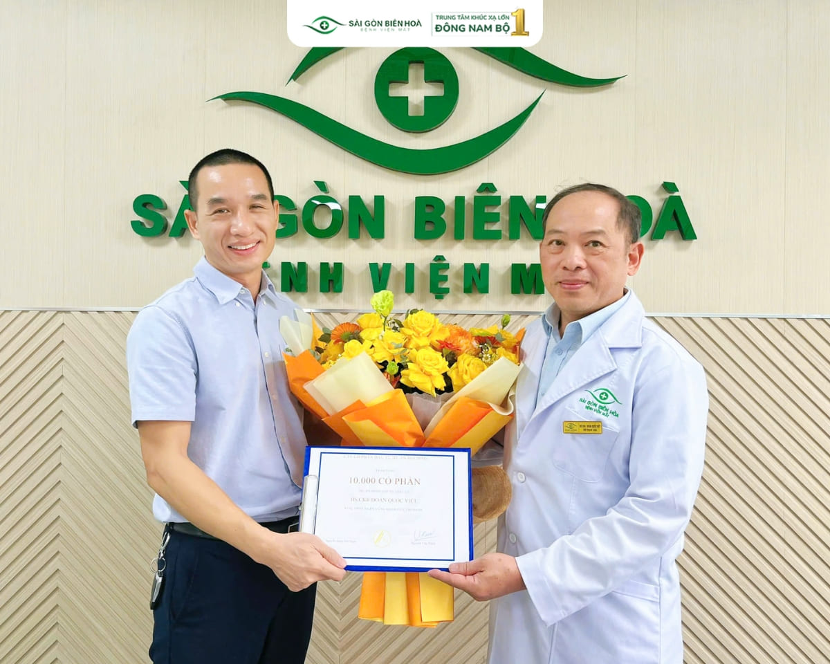 Ông Nguyễn Văn Thêm – Chủ tịch HĐQT kiêm Giám đốc Điều hành chúc mừng Bác sĩ CKII Đoàn Quốc Việt trong vai trò mới