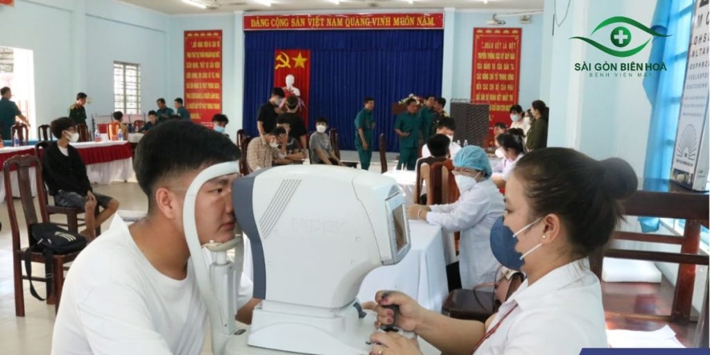 Phi công quân sự không tuyển người mắc các tật khúc xạ, bao gồm cận thị