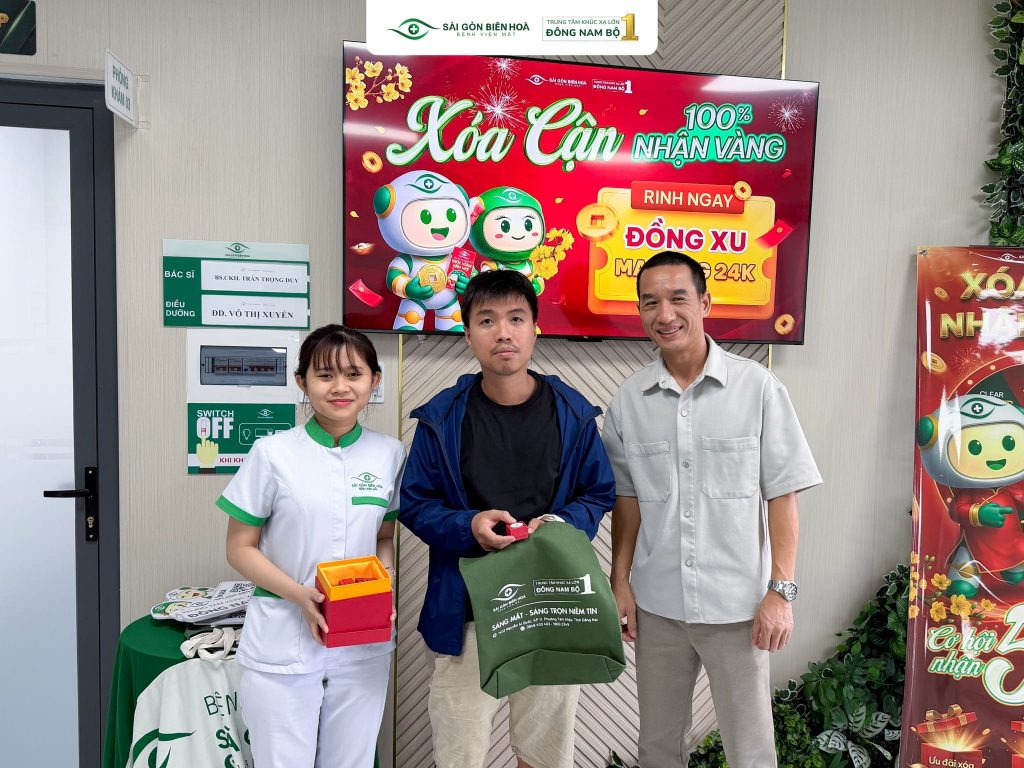 Rước lộc Thần Tài mang về may mắn. Khách hàng hân hoan nhận quà tặng đồng xu mạ vàng 24K dành tặng khách hàng xóa cận thành công