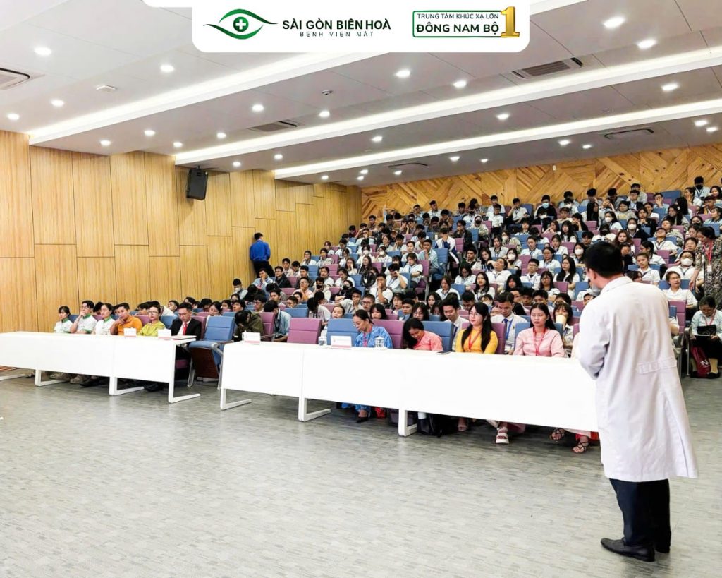 Sinh viên Đại học Công Nghệ Đồng Nai giao lưu và đặt câu hỏi với bác sĩ tại hội thảo tật khúc xạ do Bệnh viện Mắt Sài Gòn Biên Hòa tổ chức