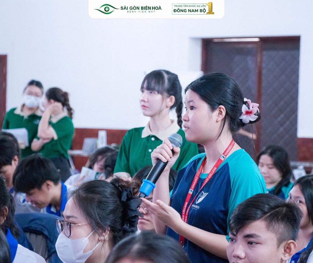 Sinh viên đặt câu hỏi tại hội thảo tật khúc xạ và giải pháp cải thiện thị lực