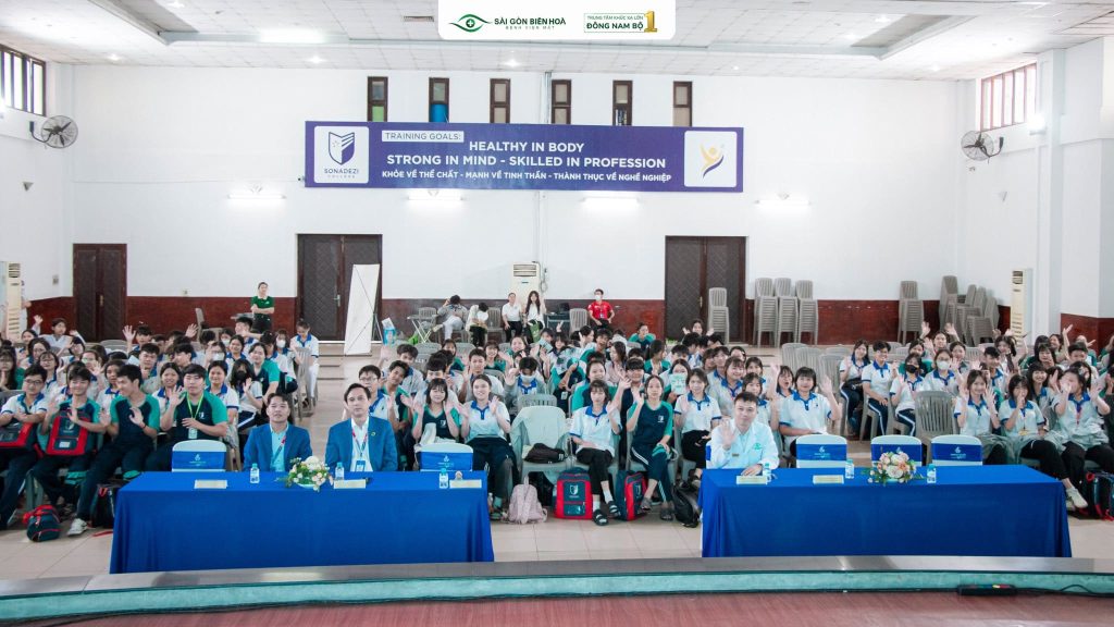 Sinh viên tham dự hội thảo chăm sóc thị lực tại Trường Cao đẳng Công nghệ Sonadezi