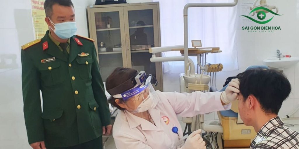 Thí sinh được kiểm tra thị lực nghiêm ngặt khi thi vào trường quân đội