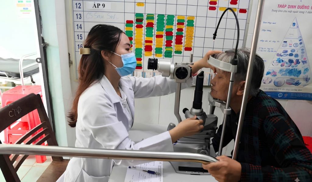 Khám mắt miễn phí cho 150 người dân vùng biên xã Thiện Hưng