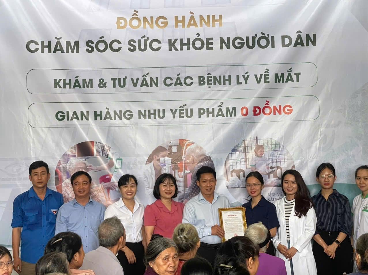 Khám mắt miễn phí và gian hàng 0 đồng tại xã Đak Lua
