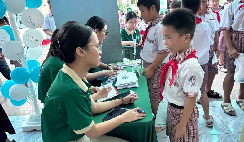 Khám mắt hơn 800 học sinh trường TH-THCS Hiệp Hòa