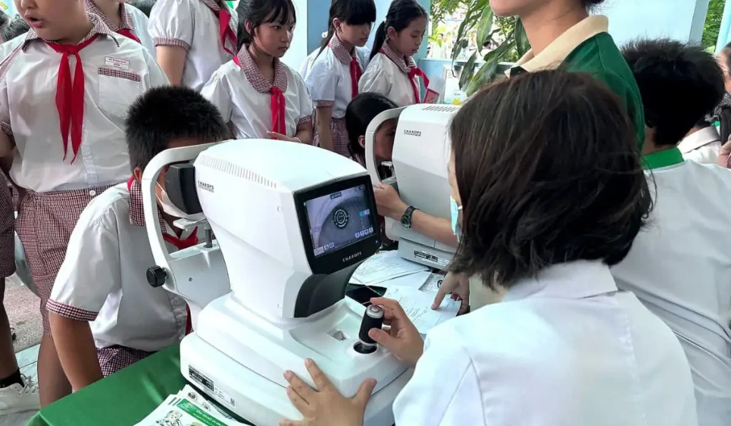 Khám mắt hơn 800 học sinh trường TH-THCS Hiệp Hòa