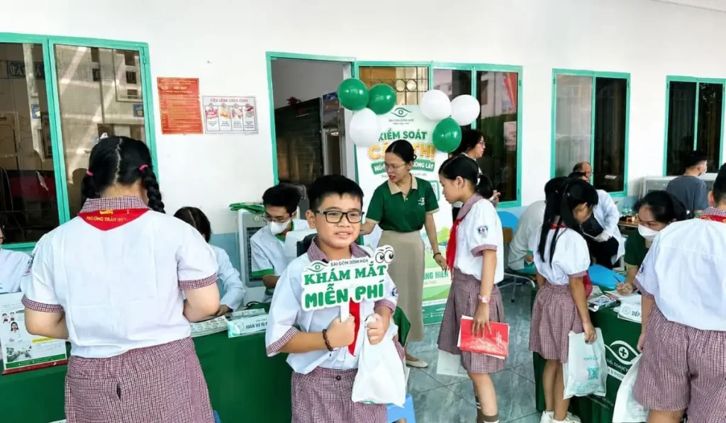 Khám mắt hơn 800 học sinh trường TH-THCS Hiệp Hòa