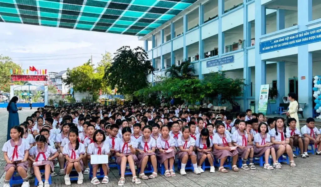 Khám mắt hơn 800 học sinh trường TH-THCS Hiệp Hòa
