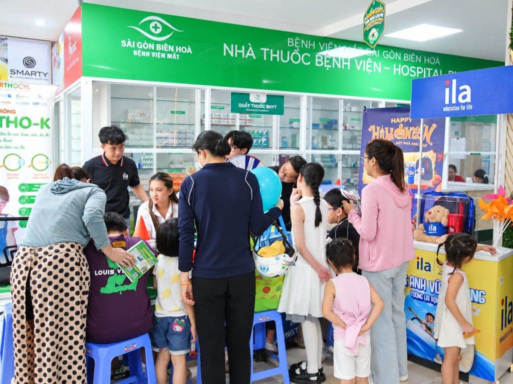 Các gian hàng trải nghiệm của đơn vị đồng hành thu hút đông đảo phụ huynh và trẻ em tham gia tại sự kiện khai trương.